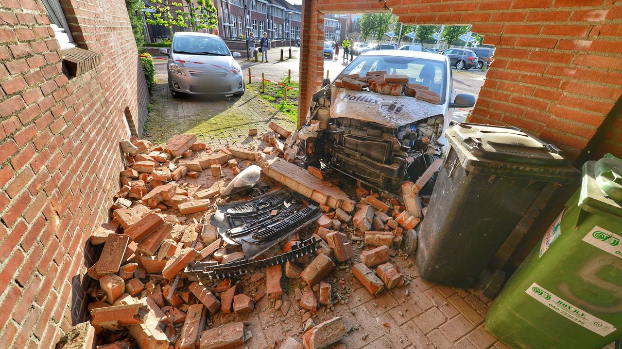 De zwaar beschadigde carport (foto: Rico Vogels/SQ Vision Mediaprodukties).