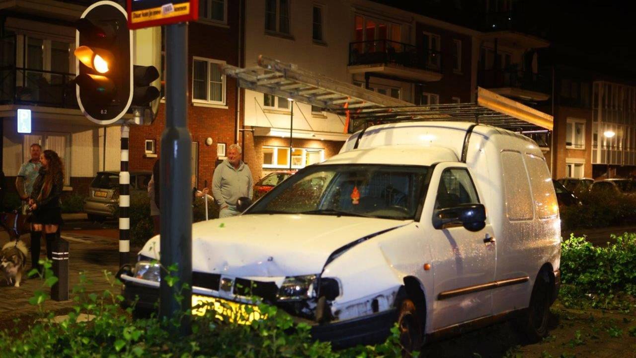 De auto kwam op de Sassenheimseweg in Berlicum tegen een lantaarnpaal tot stilstand (foto: Bart Meesters).