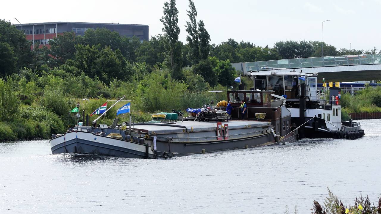 De 'gifboot' uit Veghel onderweg naar het Ketelmeer om te ontgassen (Foto: Joost Roeland).