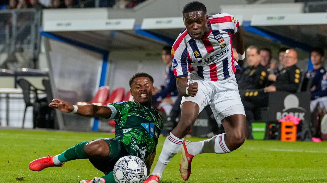 Derrick Köhn snelt langs PEC-speler Kenneth Paal (foto: Orange Pictures).