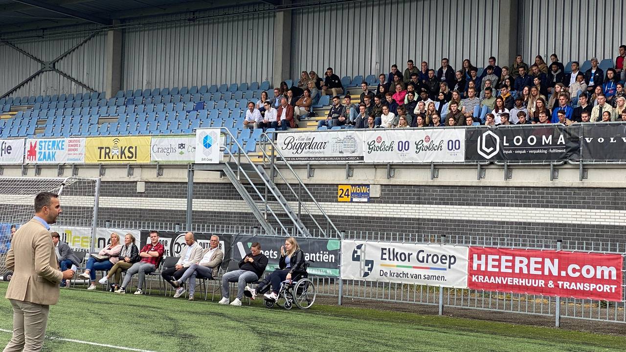 Motivational speaker Rob van Loon geeft een gastcollege aan een nieuwe lichting studenten, tijdens de introductie van de Associate Degrees Academie in het RBC-stadion