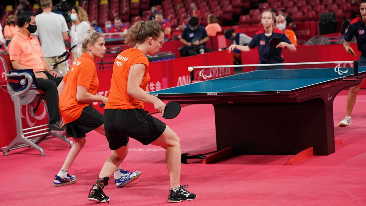 Van Zon (links) en Van Hoof in actie (foto: ANP).