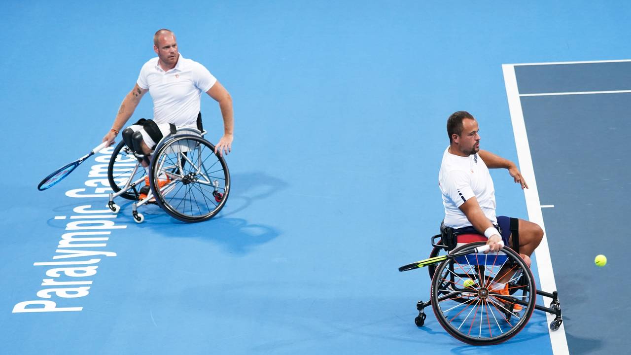 Maikel Scheffers (l.) met Tom Egberink in actie in de strijd om het brons (Foto: ANP).
