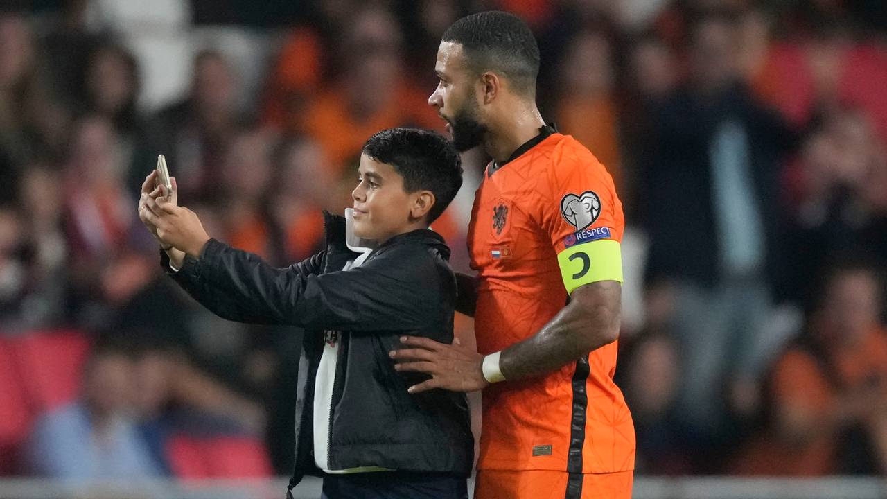 De jongen nam een selfie met Memphis Depay (foto: ANP).