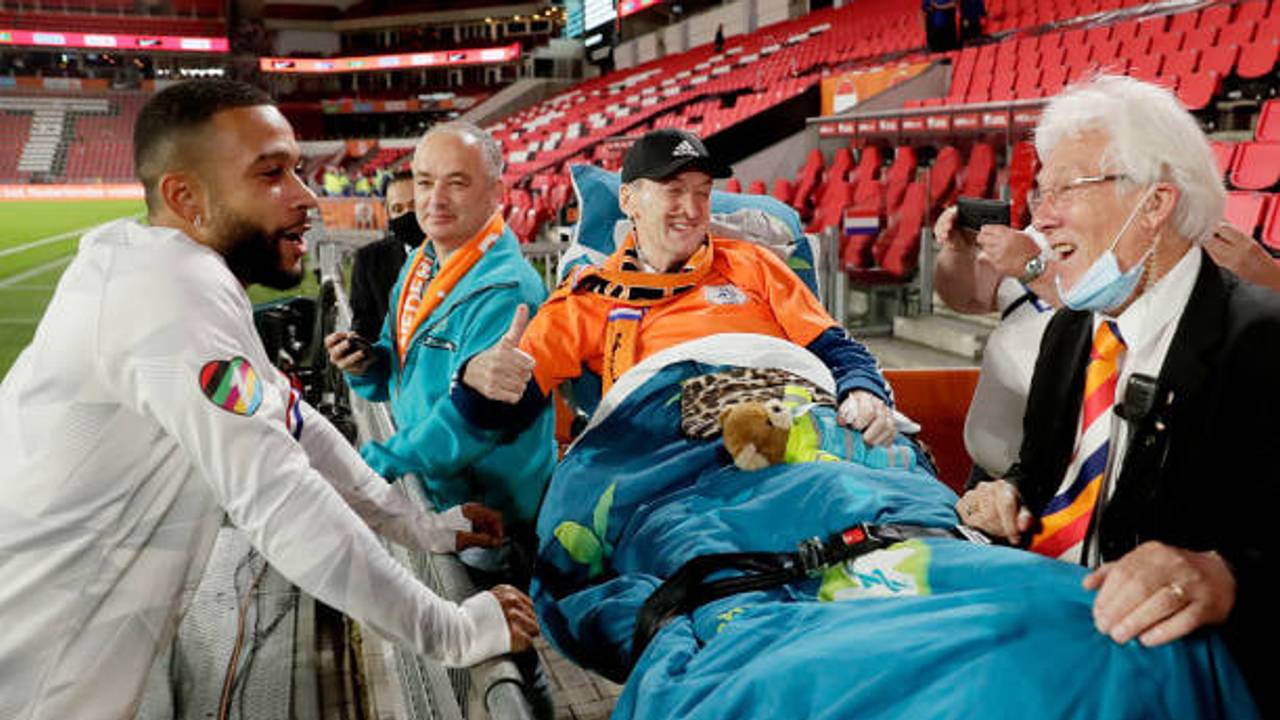 Memphis Depay bij zieke Joop van der Laan met op de achtergrond vrijwilliger Jan van Geffen (foto: Willem van der Veer).