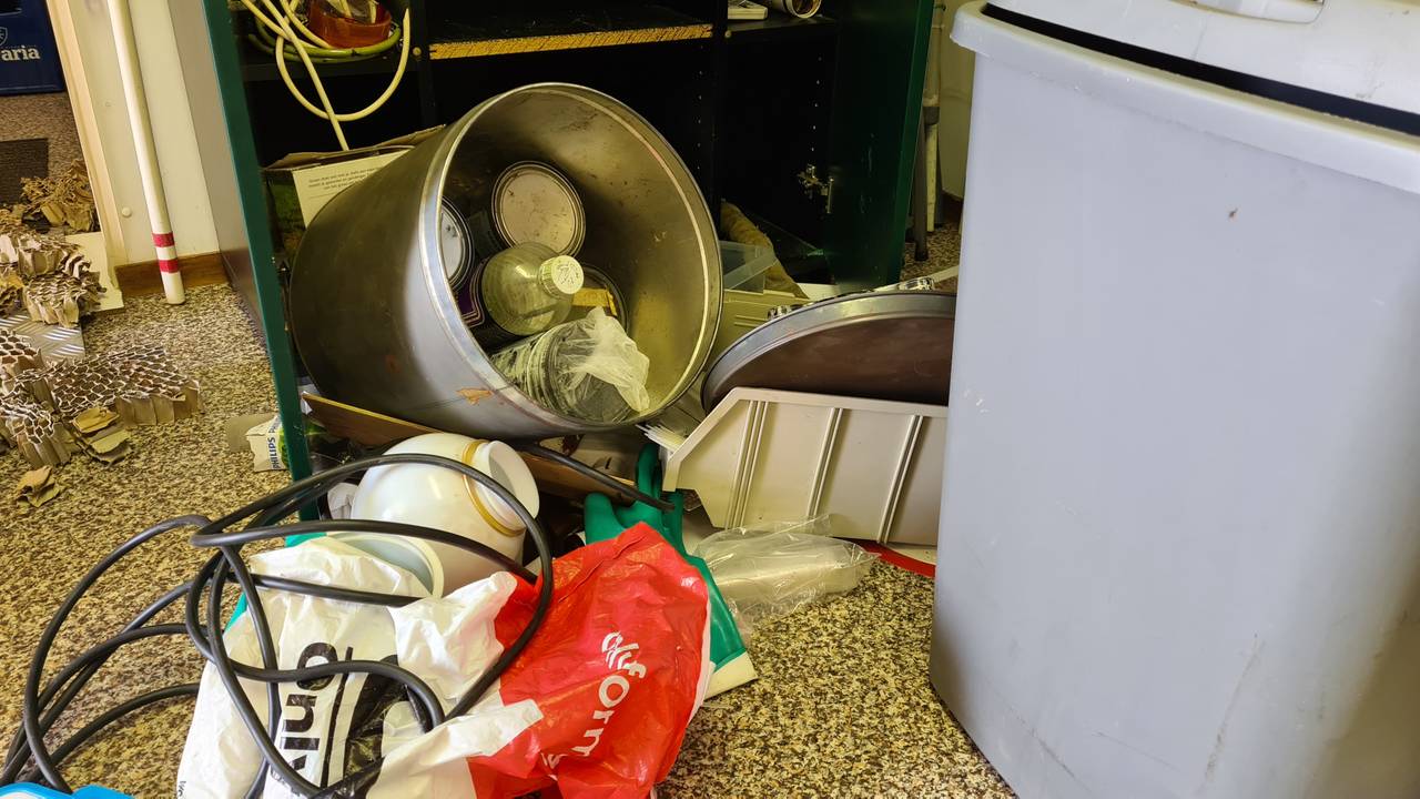 Spullen uit kasten die op de grond zijn gegooid (Foto: Noel van Hooft).