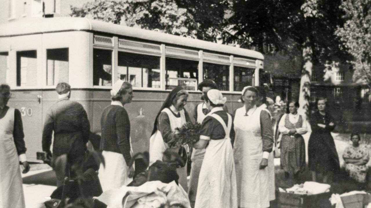 Bus van evacuees uit Nederlands kustgebied die naar psychiatrisch ziekenhuis Reinier van Arkel in Vught kwamen