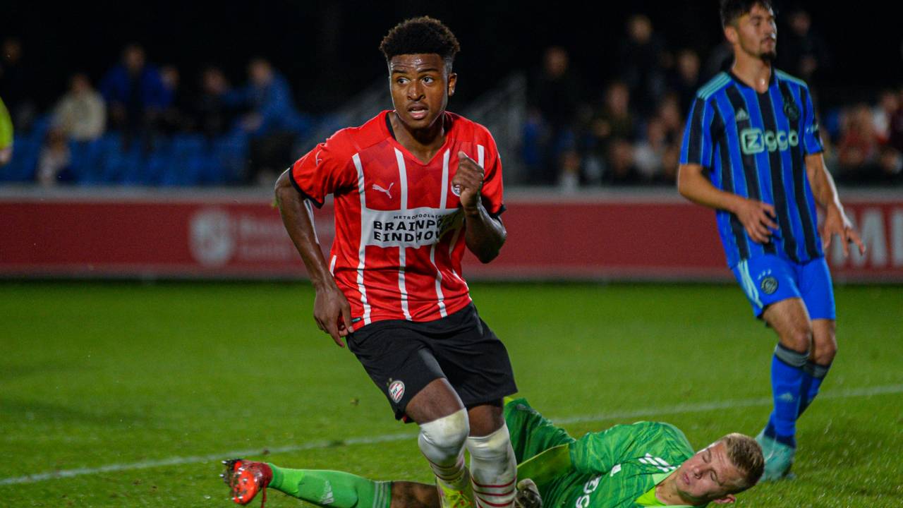 Nigel Thomas heeft toegeslagen en brengt de hoop op een zege terug bij Jong PSV (foto: Orange Pictures).