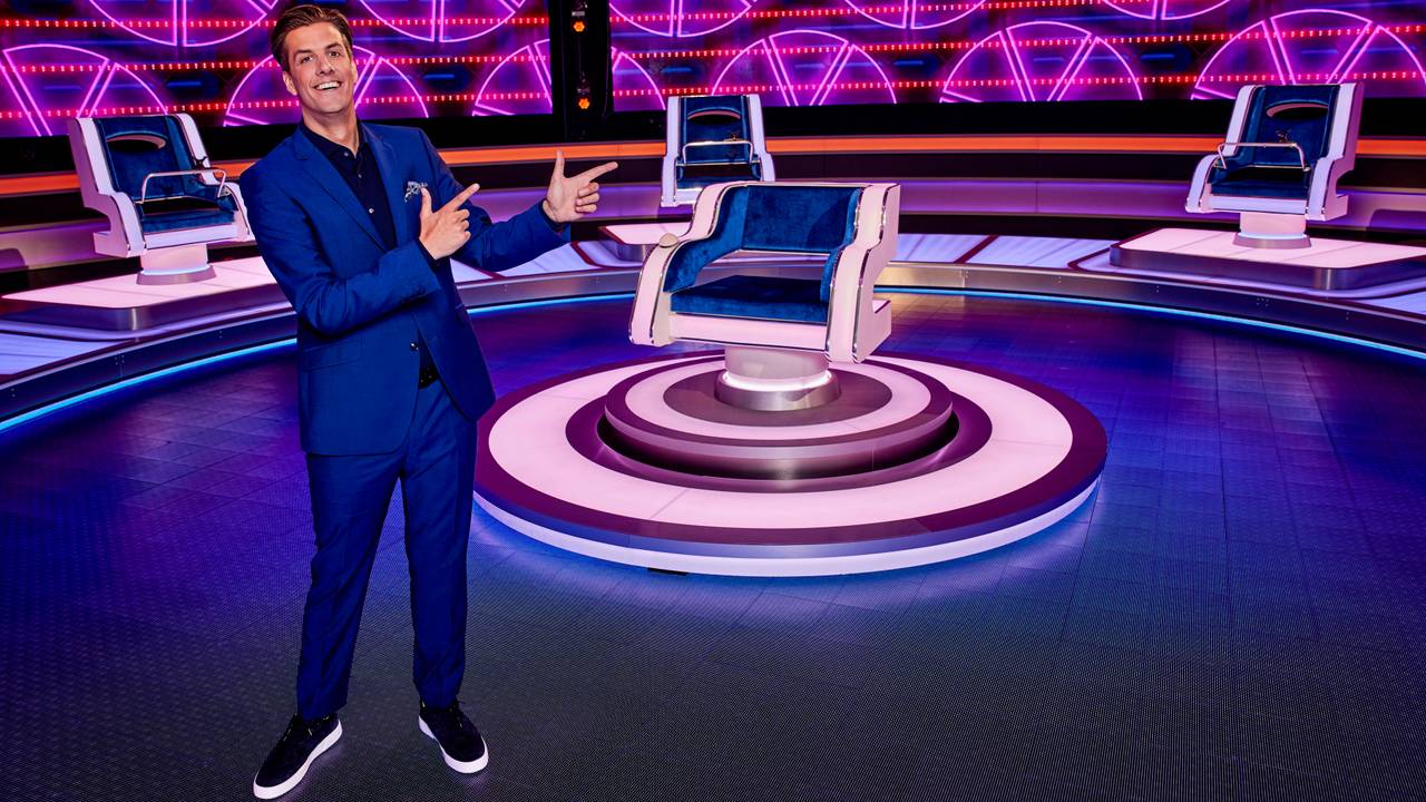 Snollebollekes zanger Rob Kemps had zaterdagavond zijn debuut als presentator in het SBS6 programma The Wheel (foto: SBS6)