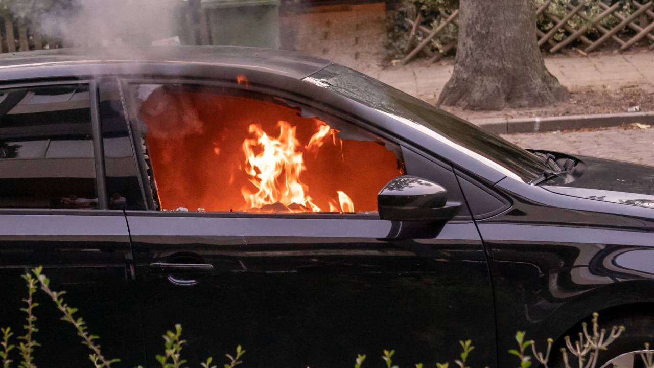 In Eindhoven is zondagavond een auto in brand gevlogen (foto: SQ Vison/Dave Hendriks).