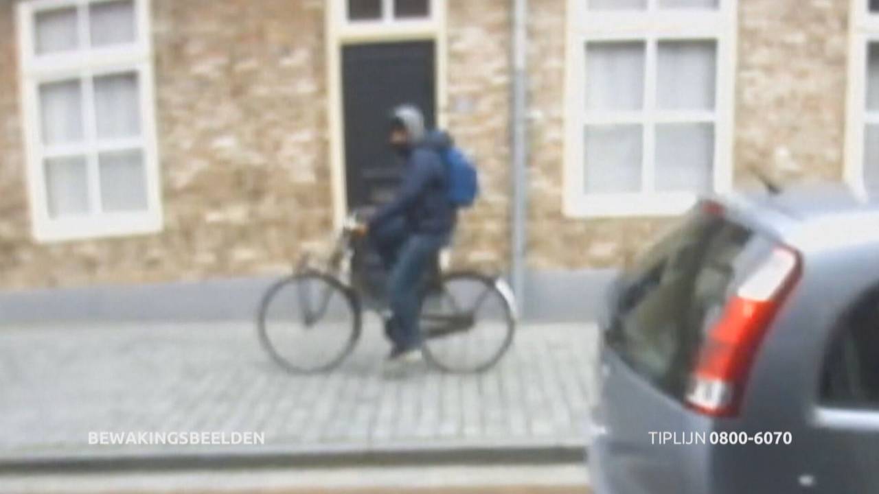 De man fietst naar de cafetaria toe (foto: Politie).