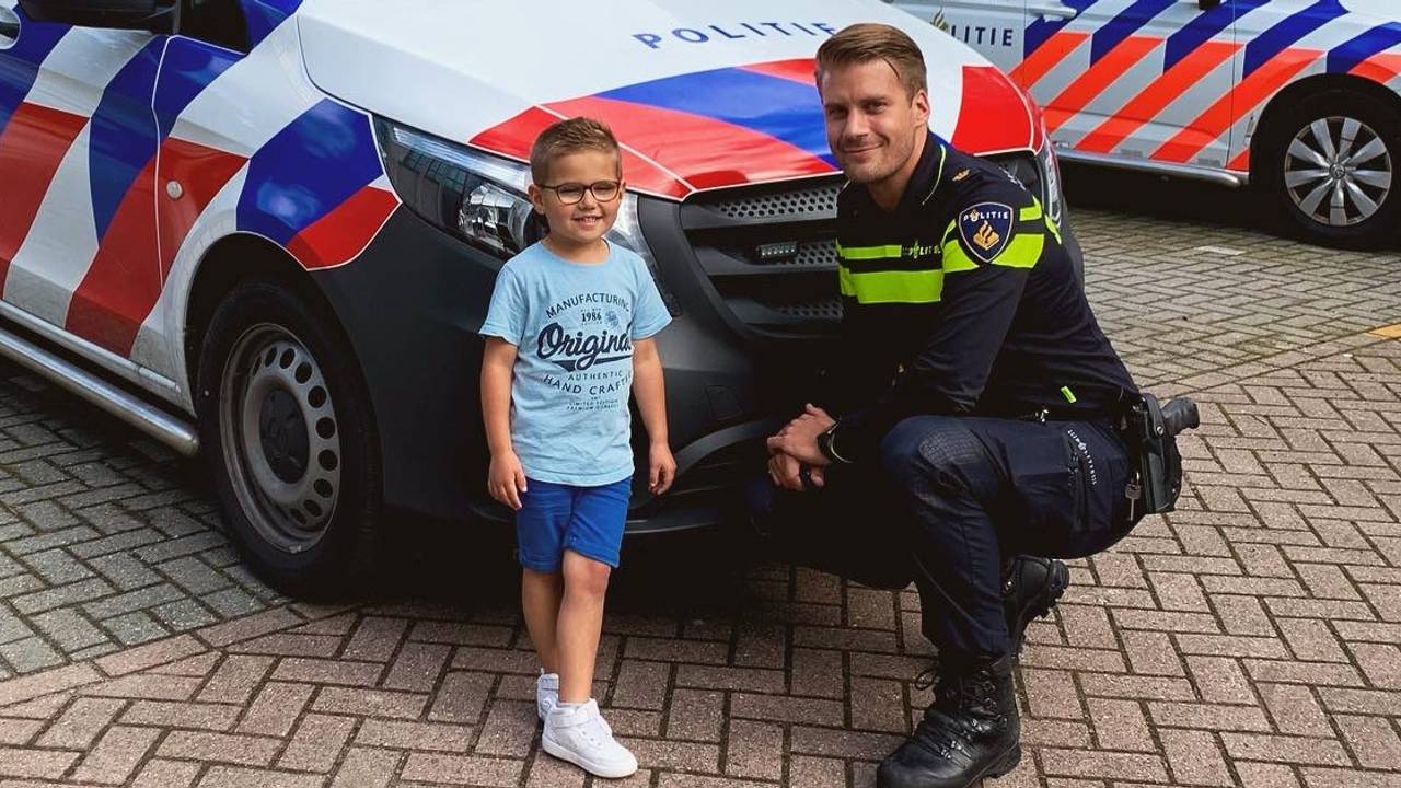 Julian en Maritio bij de politiebus. (bron: Instagram/@maritio_politie)