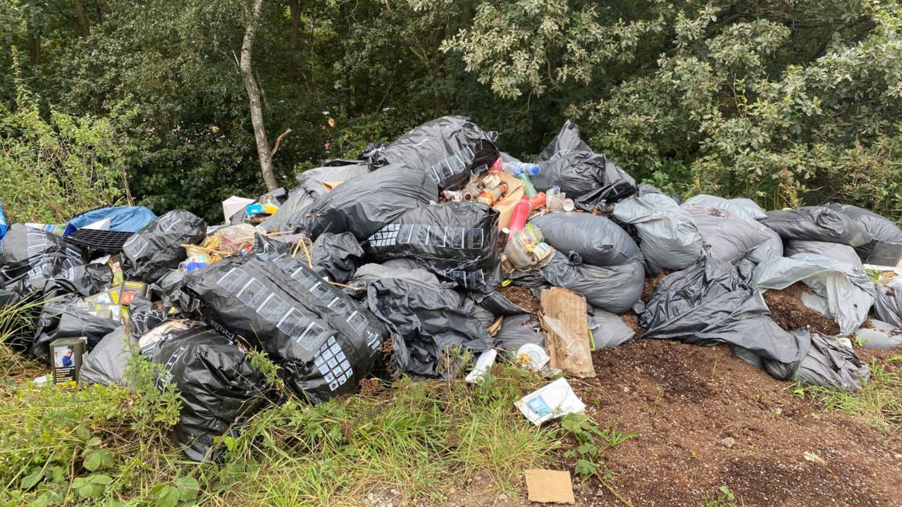 Al twee weken ligt de berg afval langs de Fianestraat (Foto: Sven de Laet).