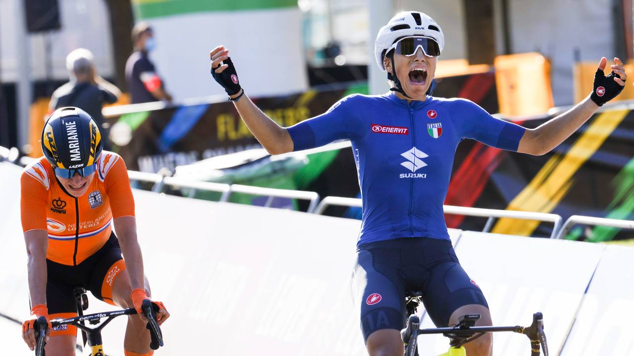Marianne Vos moet het hoofd buigen voor de Italiaanse Elisa Balsamo (Foto: AP Photo/Olivier Matthys via ANP).
