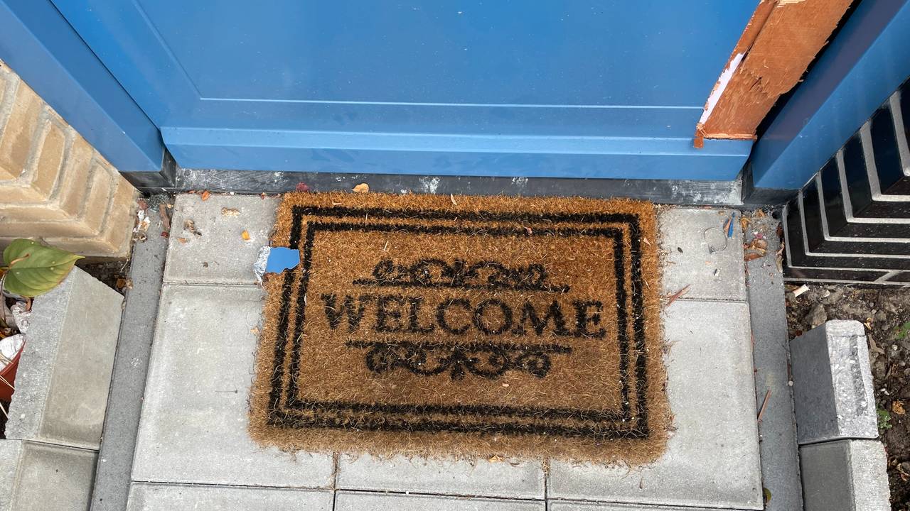 De deurmat bij een van de woningen.