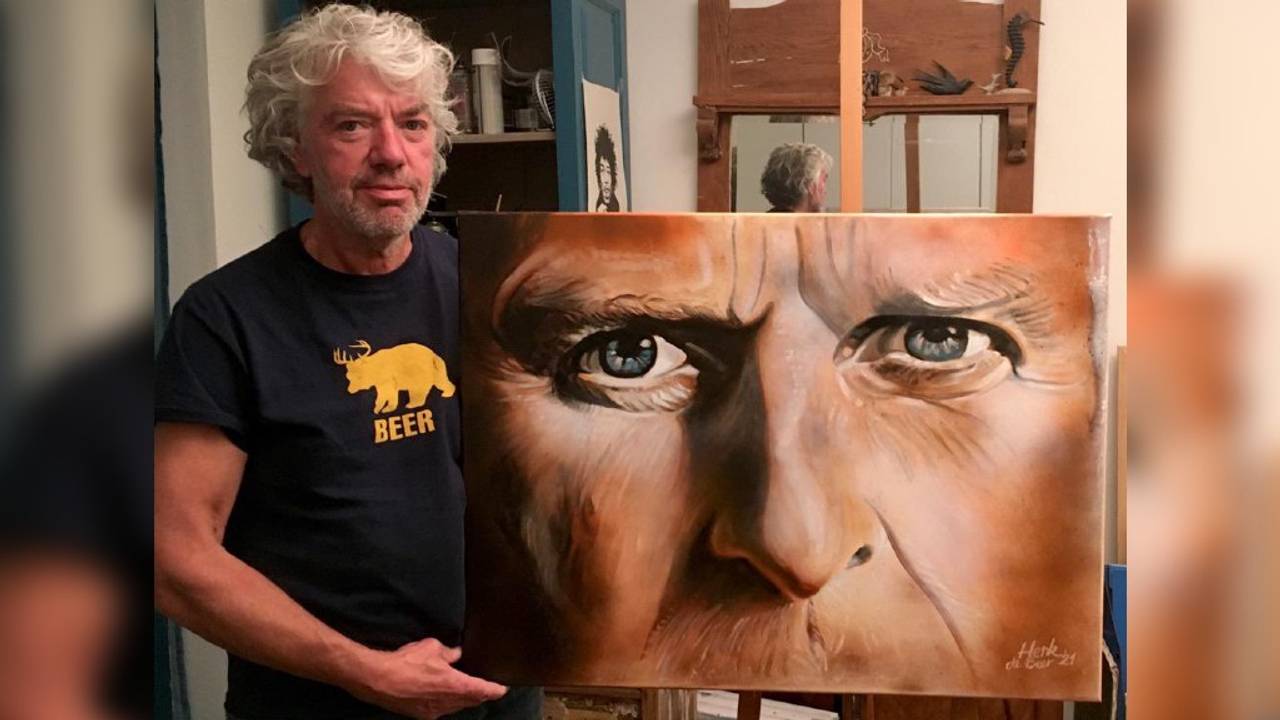 Kunstenaar Henk de Beer met het kunstwerk (foto: Peter Schouten).