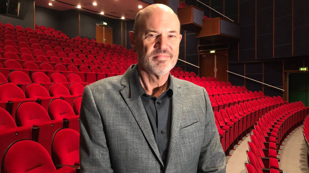 Coen Bais, de directeur van Theater De Lievekamp in Oss, vindt het jammer dat een aantal shows wordt uitgesteld.