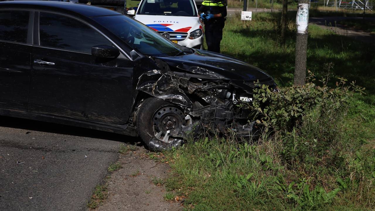 De auto reed tegen een boom (foto: Kevin Kanters/SQ Vision).