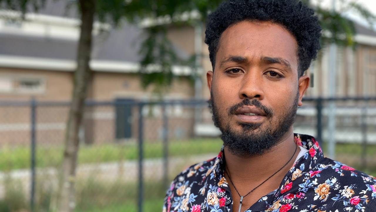 Henok Mekonen wacht in AZC Grave al een jaar op woonruimte (foto: Jan Peels)