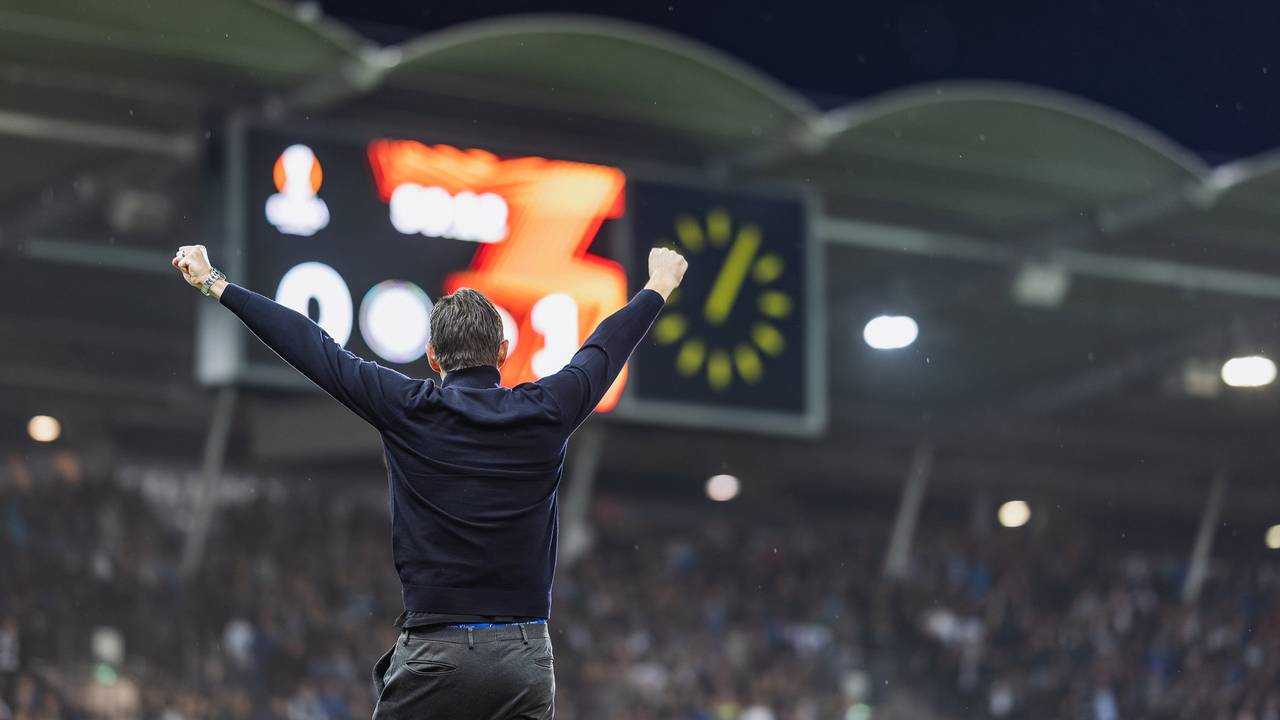 Een juichende Roger Schmidt bij de 0-2 van PSV (Foto: ANP)