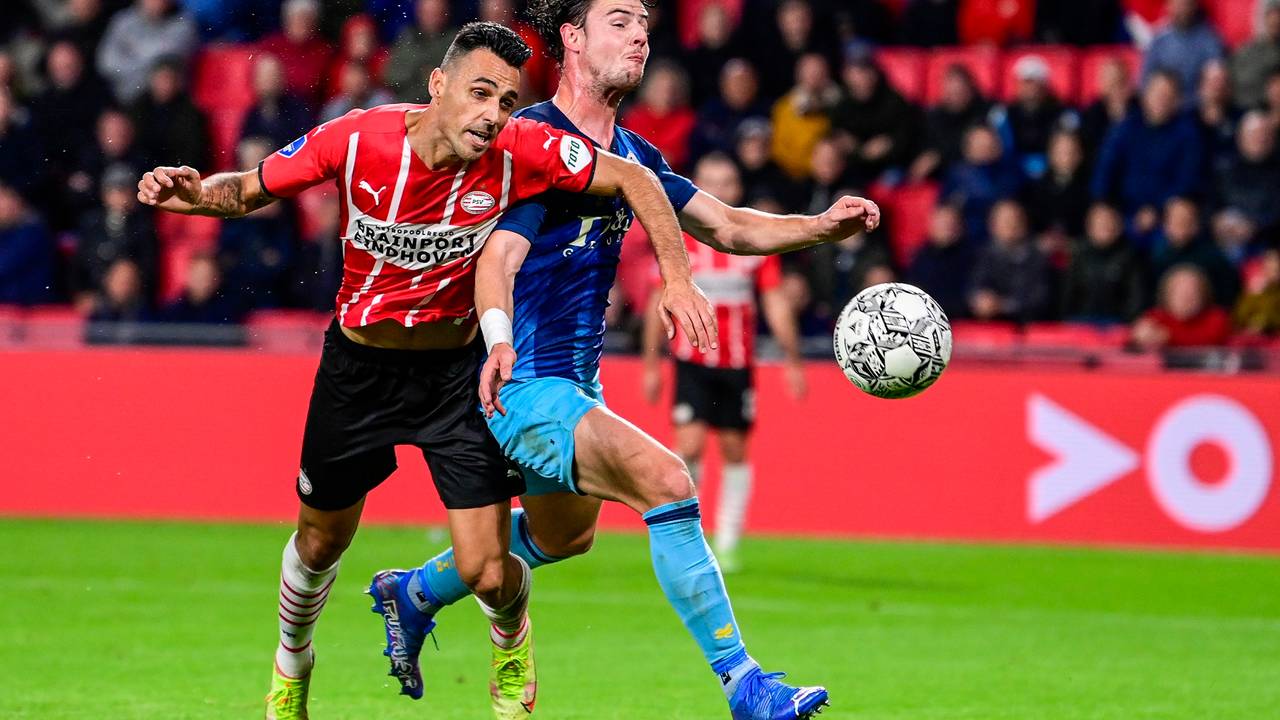 Eran Zahavi wint een kopduel (foto: ANP).