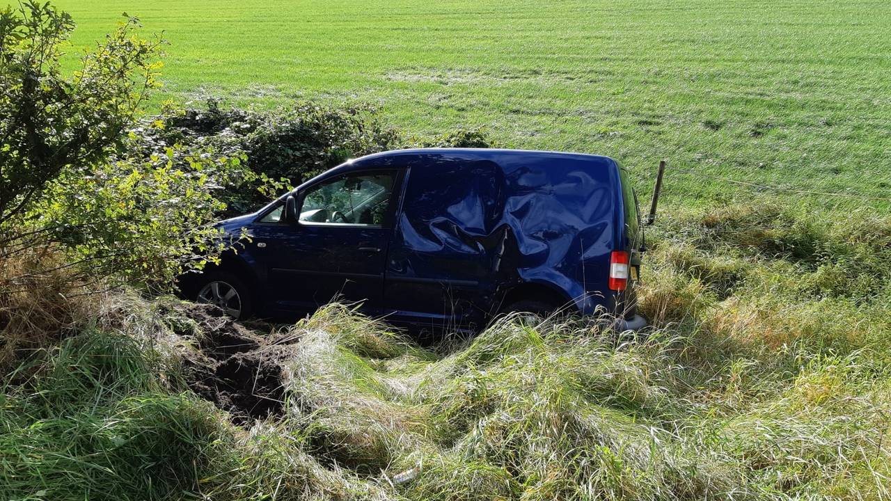 Auto belandt vijf meter lager in de berm (foto: politie Gilze Rijen)