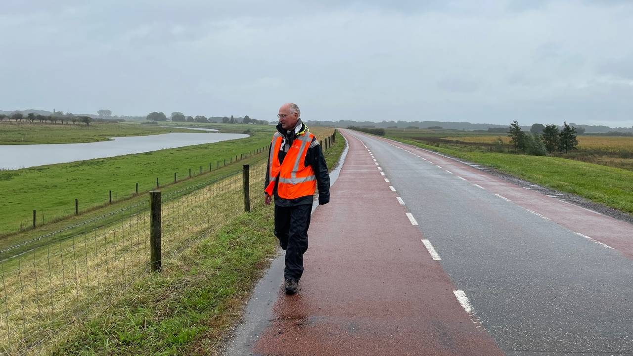 John Jansen bewaakt de dijk.
