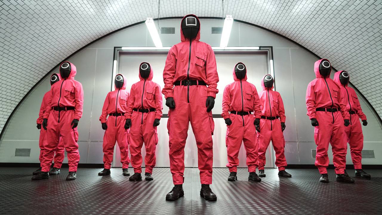 De rode pakken uit de serie 'Squid Game' gaan we volgens Astrid Hoofs veel zien deze carnaval. (Foto: Netflix)