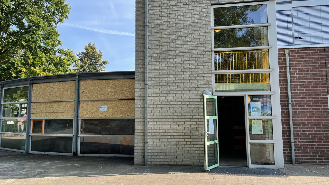 Kinderen kunnen voorlopig geen les krijgen in basisschool John F. Kennedy in Oss (foto: Tonnie Vossen).