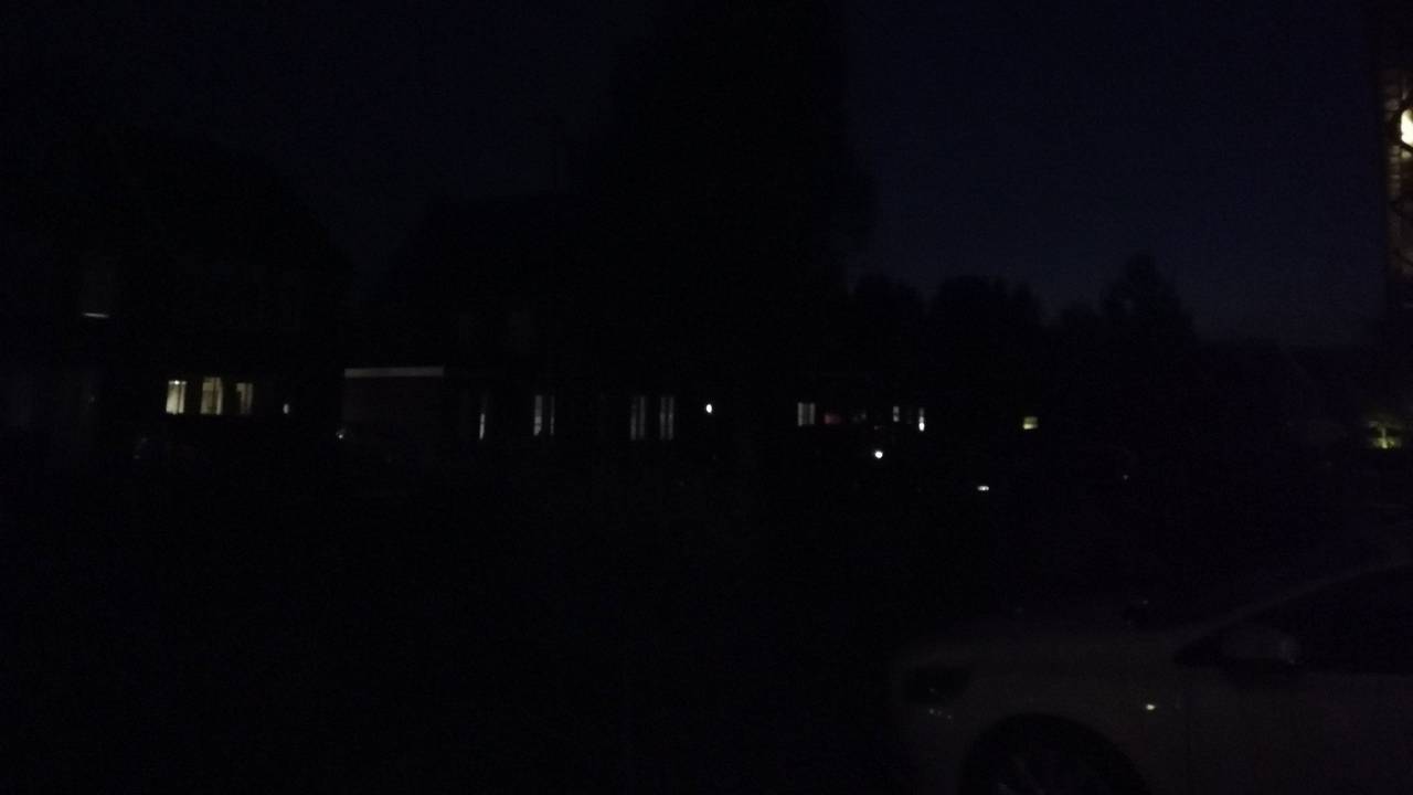 Een donkere straat in Waspik. 