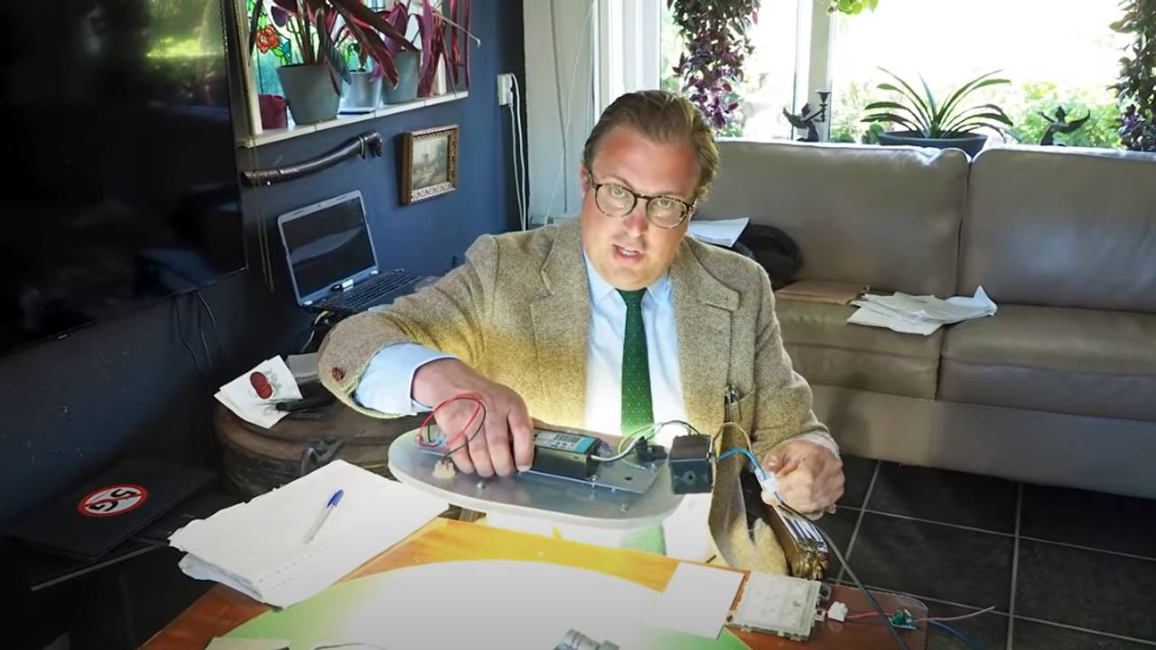 Sven-Ake Hulleman demonteert een lantaarnpaal (foto: YouTube).