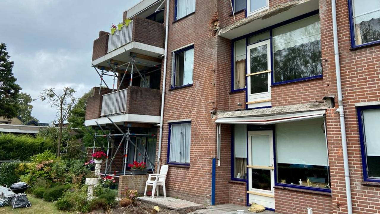 Het appartementencomplex staat er verloren bij (foto: Erik Peeters).