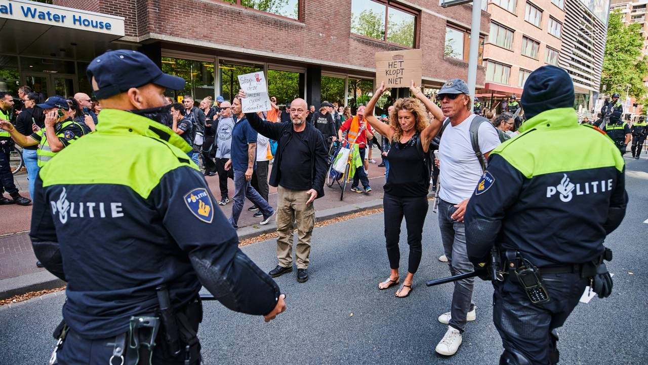 Een eerder coronaprotest in Den Haag (foto: ANP 2021/Nico Garstman).