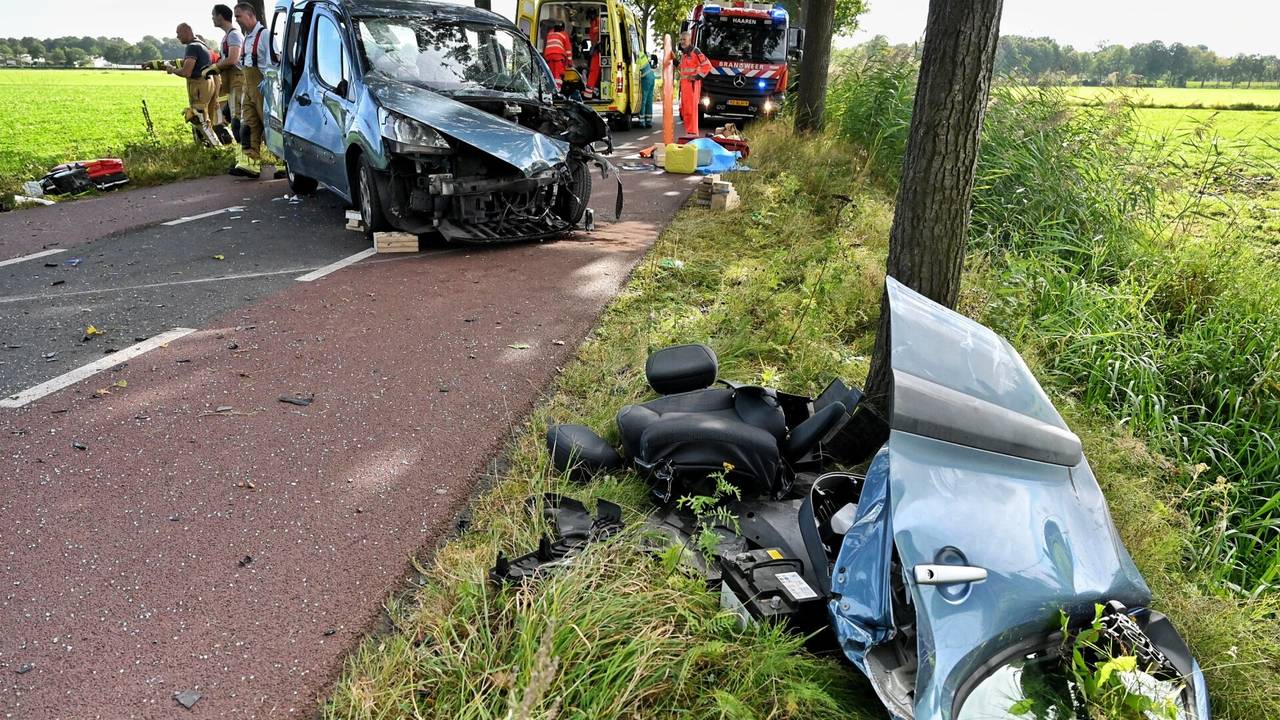 Het busje botste tegen een boom (foto: Toby de Kort)