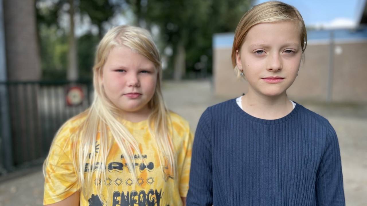 Eleanor (8) en Meike (11) vinden het spannend of ze maandag wel naar school kunnen nu er brand is geweest (foto: Raymond Merkx)