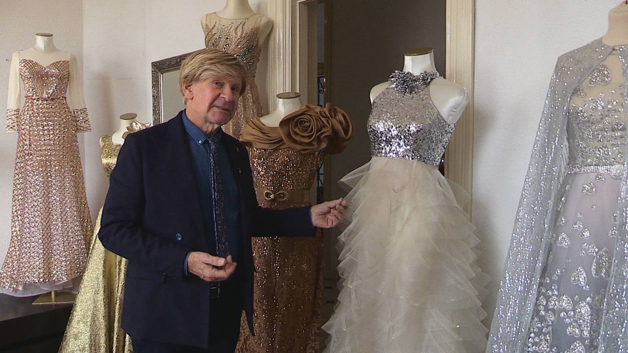 Addy bij een van de jurken.