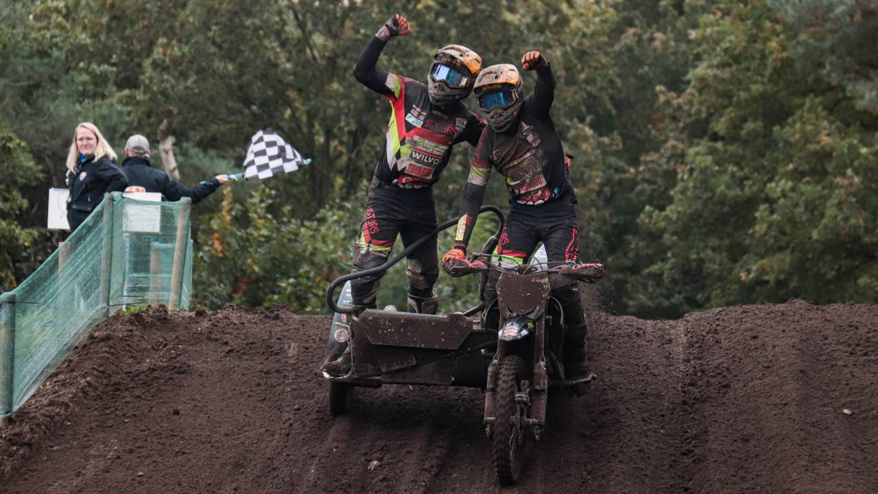 Bax en Musset komen juichend over de finish (foto: Corrado Francke).