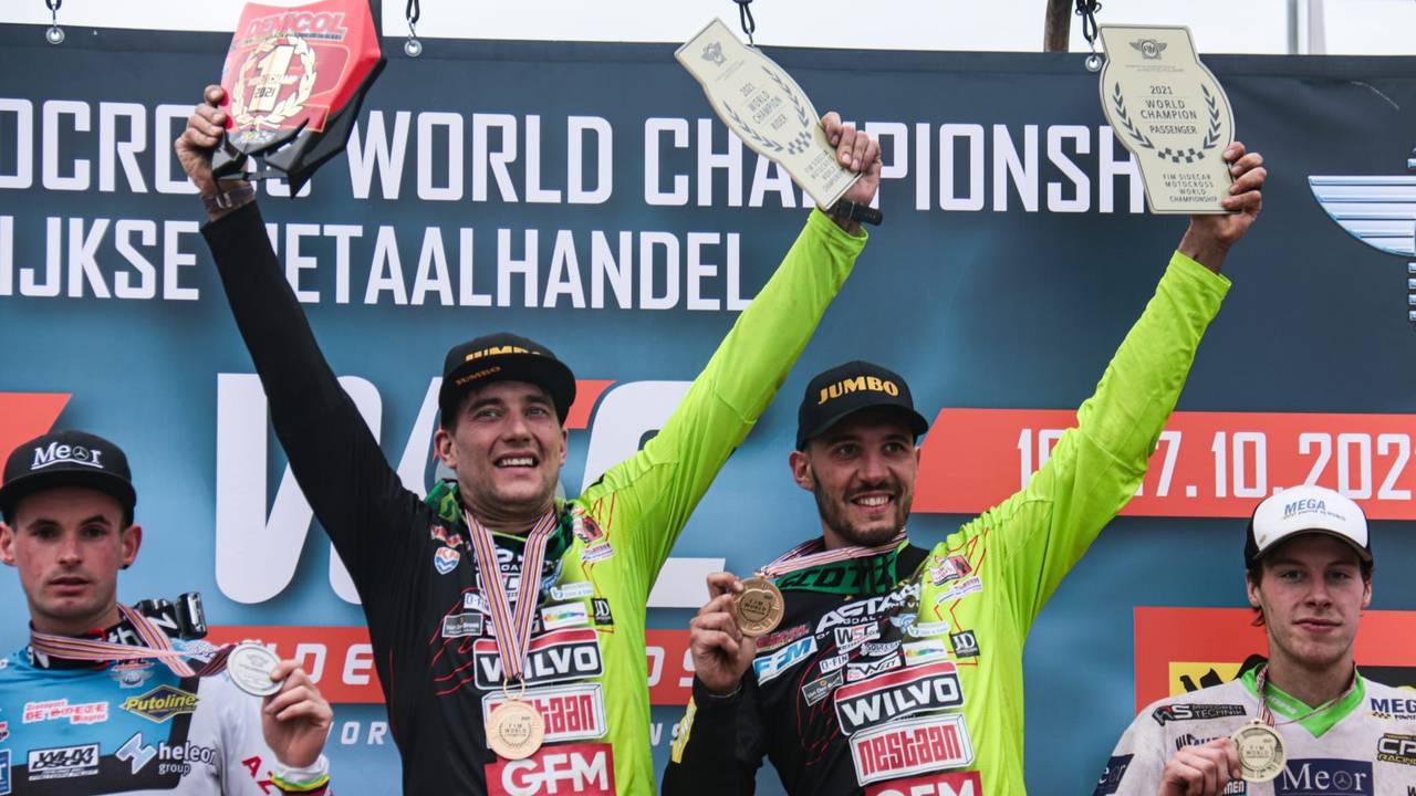 Bax, tweede van links, steekt zijn WK-trofee in de lucht (foto: Corrado Francke).