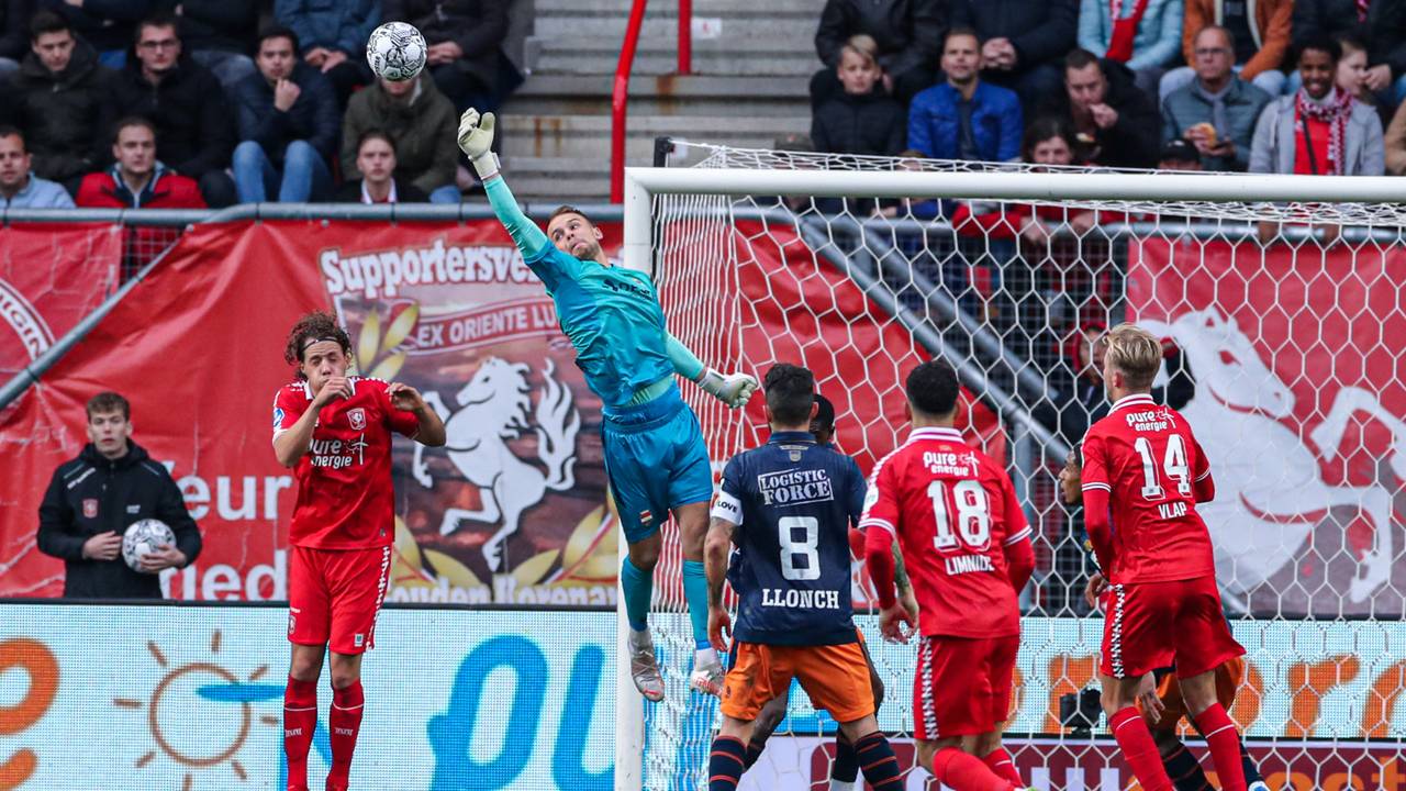 Timon Wellenreuther brengt redding tegen FC Twente (foto: Orange Pictures).