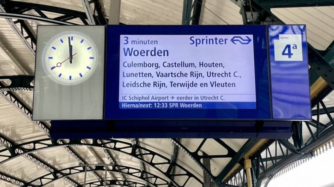Op het perron in Den Bosch worden de minuten aangegeven hoelang reizigers nog moeten wachten (foto:NS)