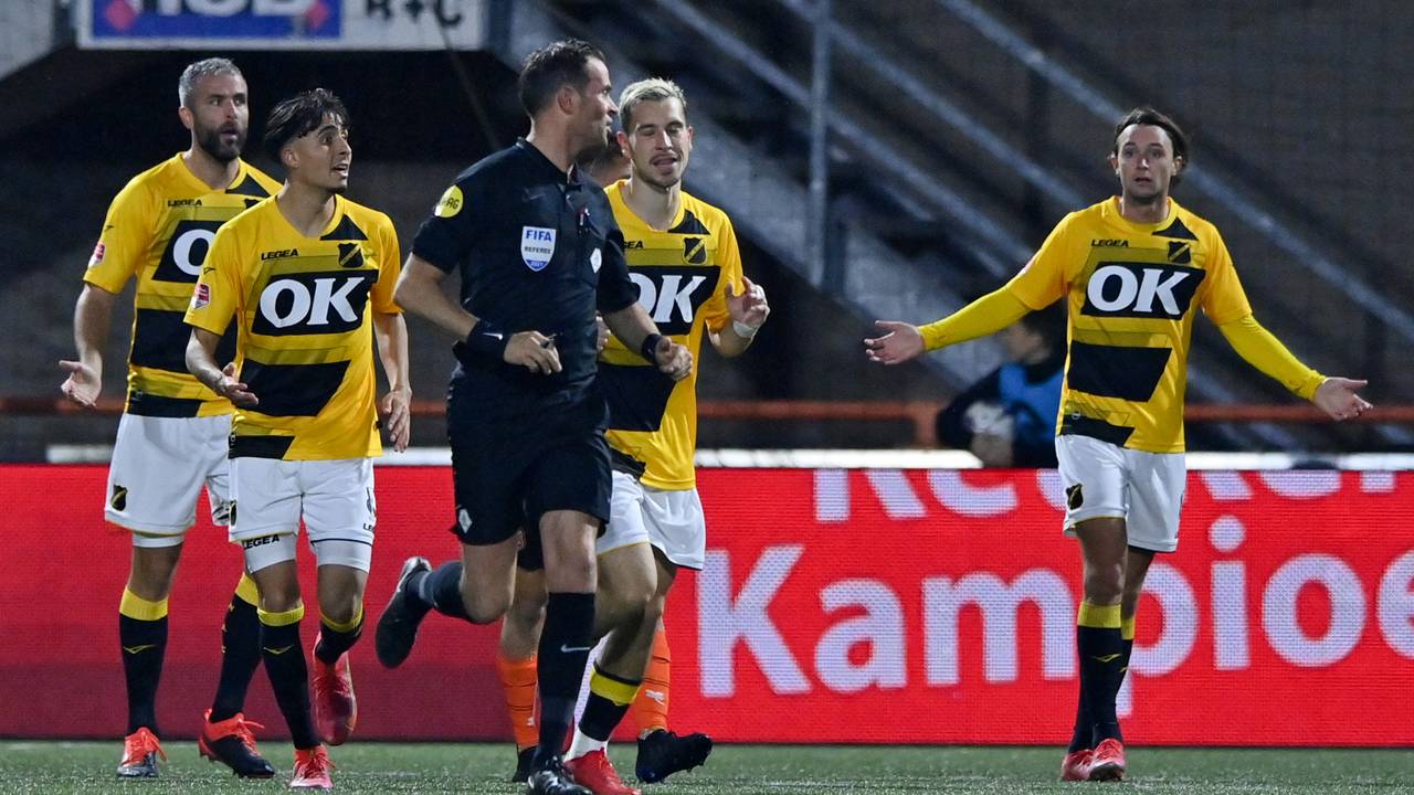 Onbegrip bij de spelers van NSC na afgekeurde goal.
