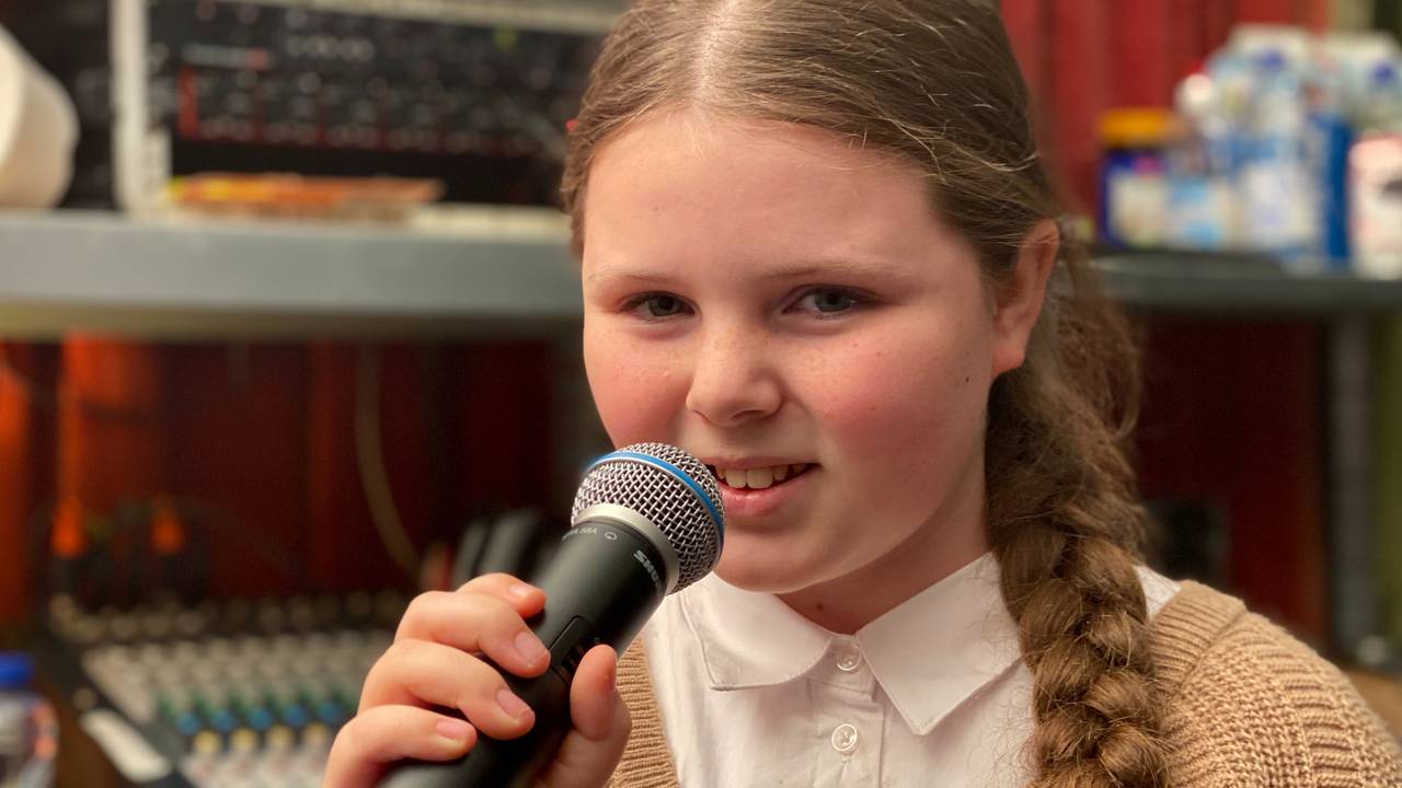 Nova Huijben (10) houdt van grunten. (foto: Jan Peels)