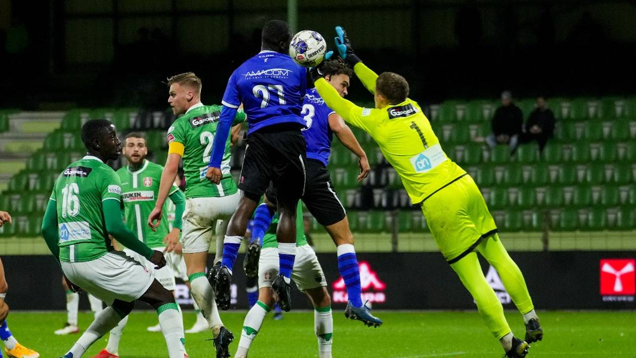 Mohamed Berte van FC Den Bosch probeert te scoren. Foto: Orangepictures.