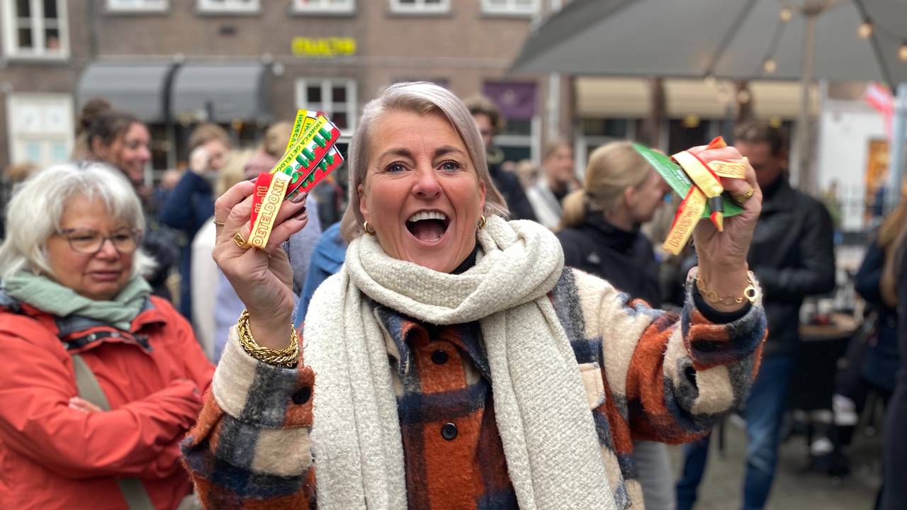 Een speciaal toegangsbandje is vandaag nodig om  11-11 te vieren in Den Bosch (foto: Jan Peels).