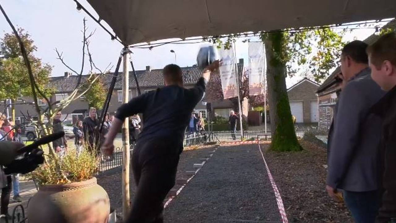 Een airfryer wordt gegooid (foto: Studio040).