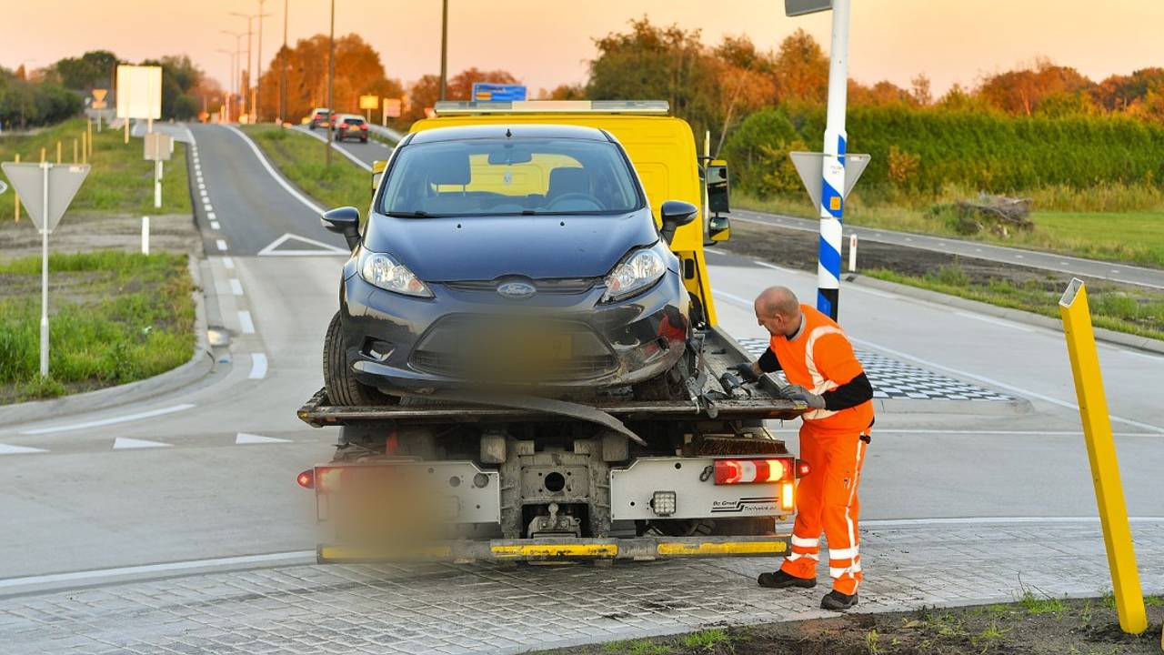De auto ramt een bord op de rotonde (foto: Rico Vogels/SQ Vision).