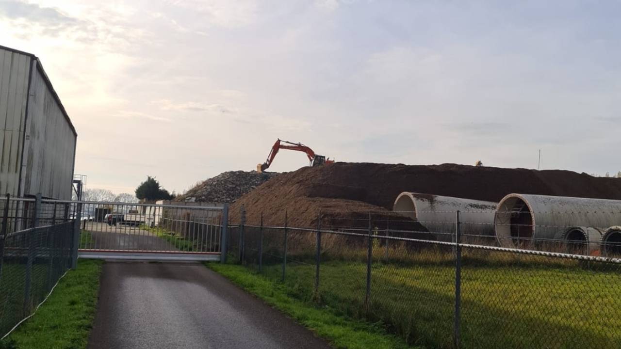 Illegaal afval gedumpt door AVI.