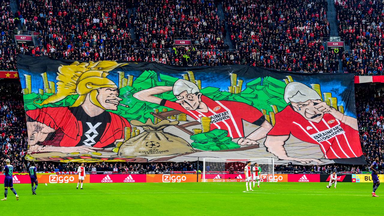 Het bewuste spandoek dat tijdens de wedstrijd werd uitgerold (foto: ANP)