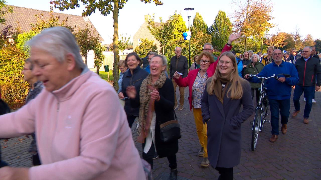 De blijdschap was enorm in Reek nadat er weer een supermarkt in het dorp was. (foto: Omroep Brabant).