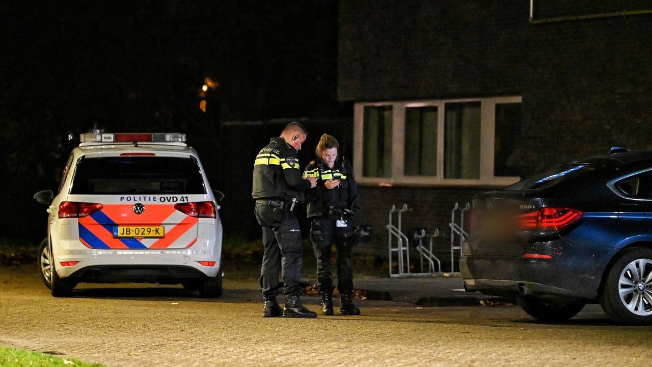 Agenten doen onderzoek na de beroving van de man in Tilburg (foto: Toby de Kort/SQ Vision).